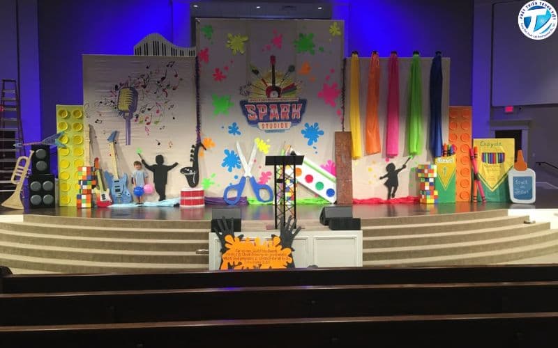 Sân khấu đầy màu sắc theo chủ đề Spark studios, tràn ngập họa cụ, nhạc cụ và đồ trang trí sáng tạo